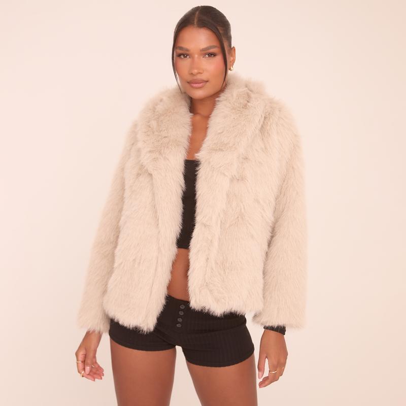 VICTORIA - Модерно зимно яке с детайл на широк яка и cropped кройка