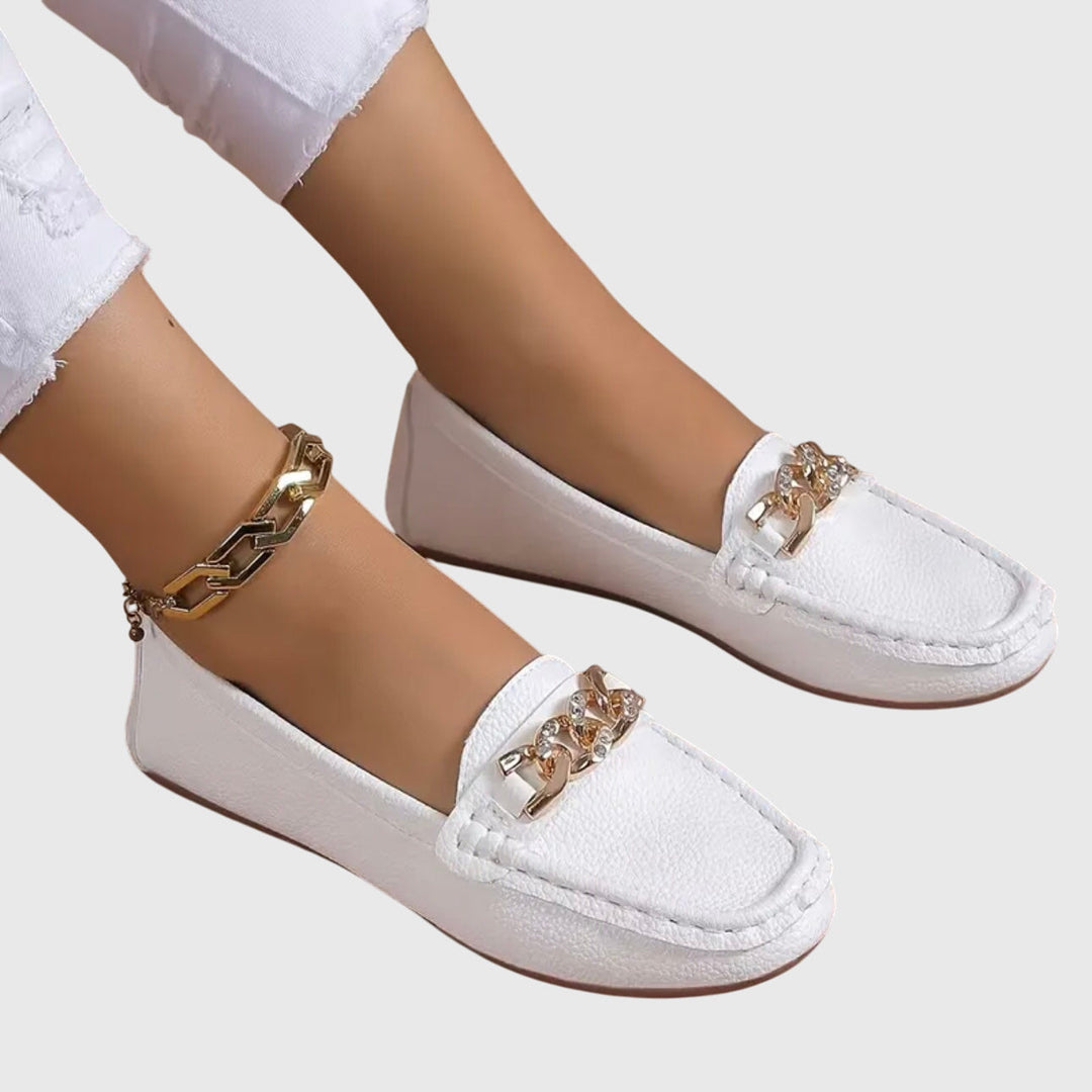 Едън Лофери с плоска диамантена катарама