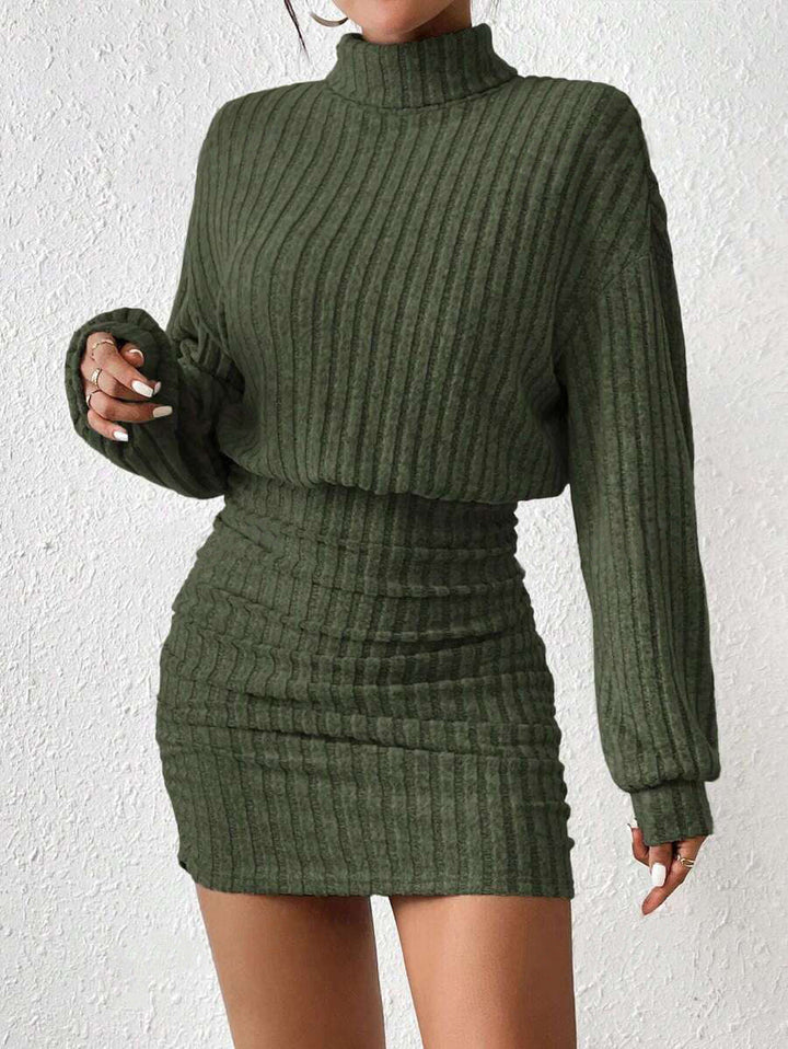 POPPY - Минималистична рокля с ръбове и висока яка
