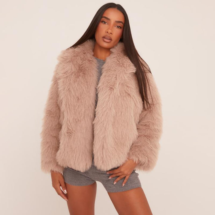VICTORIA - Модерно зимно яке с детайл на широк яка и cropped кройка